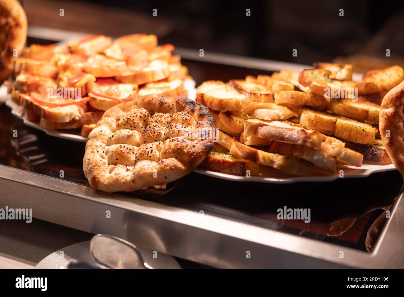 Pain pita turc avec bruschetta sur la table du buffet au restaurant de l'hôtel. Banque D'Images