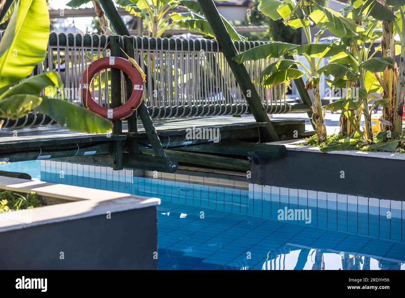 Une piscine avec bouée de sauvetage dans un centre de villégiature tropical. Banque D'Images