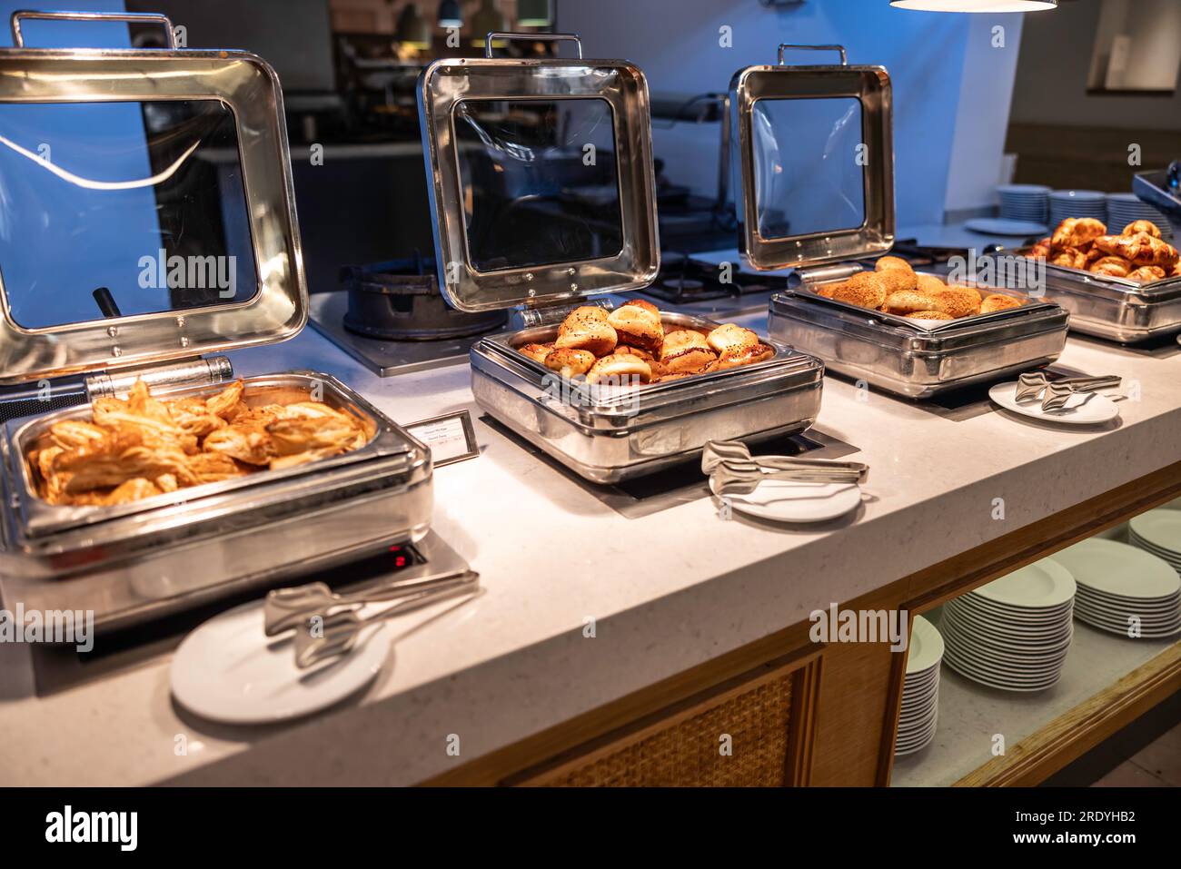 Un comptoir buffet avec des pâtisseries fraîches dans le restaurant de l'hôtel avec un menu de petit-déjeuner. Banque D'Images
