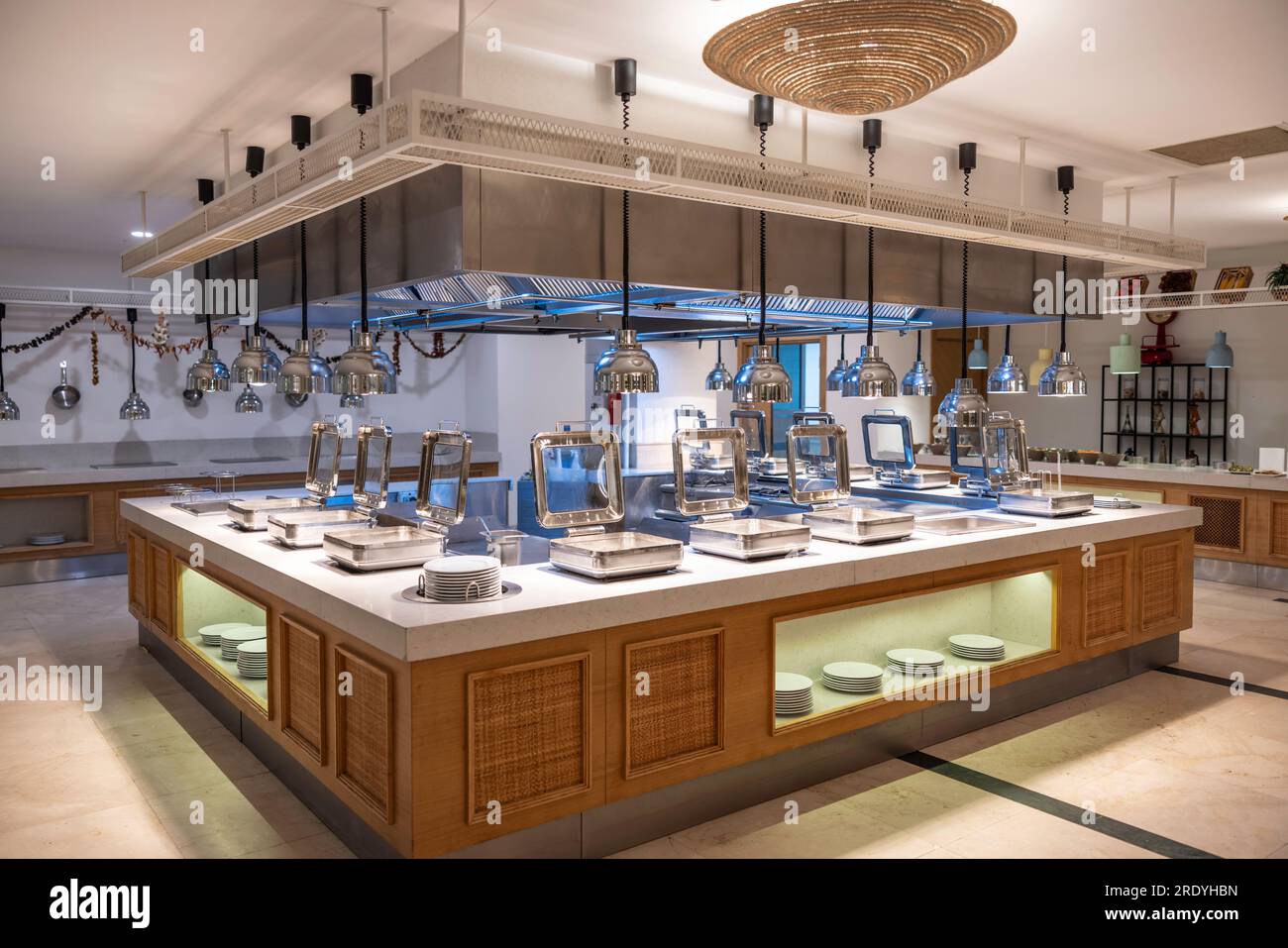 Une partie moderne de l'intérieur d'un restaurant d'hôtel avec un comptoir vide. Banque D'Images