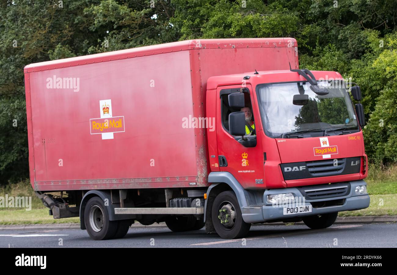 Milton Keynes, Royaume-Uni - 21 juillet 2023 : camion de livraison Royal Mail roulant sur une route anglaise Banque D'Images