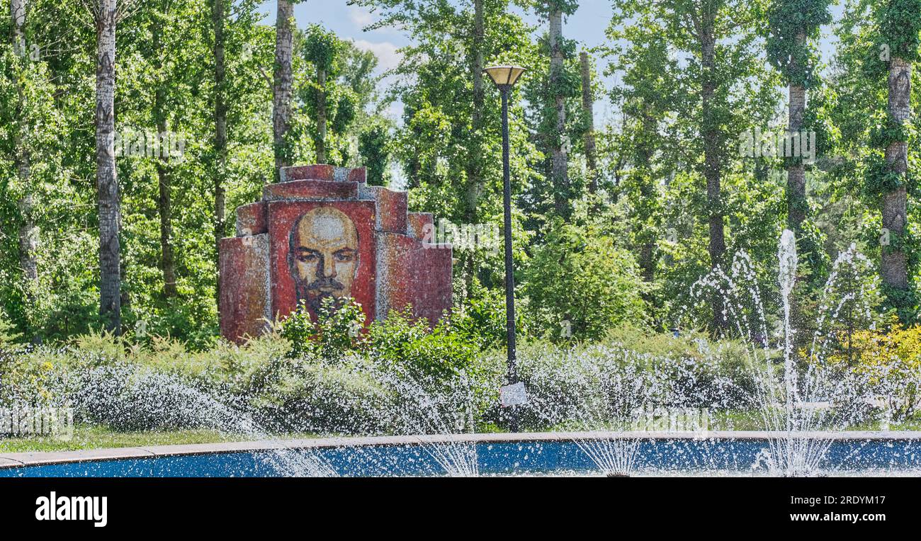 Kazan, Russie - 9 juin 2023 : jets de fontaine et gouttes d'eau. Un monument restauré avec un portrait en mosaïque de Lénine de l'ère soviétique. Ville publique Karim T Banque D'Images