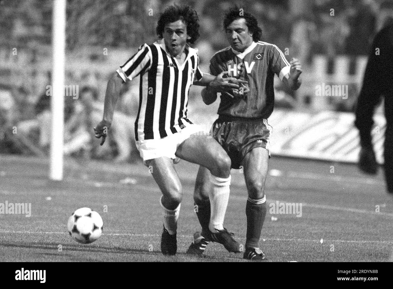 PHOTO D’ARCHIVE : Felix MAGATH aura 70 ans le 28 juillet 2023, Felix MAGATH (HH), à droite, en duels contre Michel PLATINI (Juve), action, football coupe d’Europe, finale, HSV Hambourg Hambourg Hambourg (HH) - Juventus Turin (Juve) 1:0, le 25 mai 1983 à Athènes/Grèce, photo noir et blanc, Photo en noir et blanc ?SVEN SIMON#Princes s-Luise-Strasse 41#45479 Muelheim/R uhr #tél. 0208/9413250#fax. 0208/9413260#GLSB Bank, numéro de compte : 4030 025 100, BLZ 430 609 67# www.SvenSimon.net. Banque D'Images