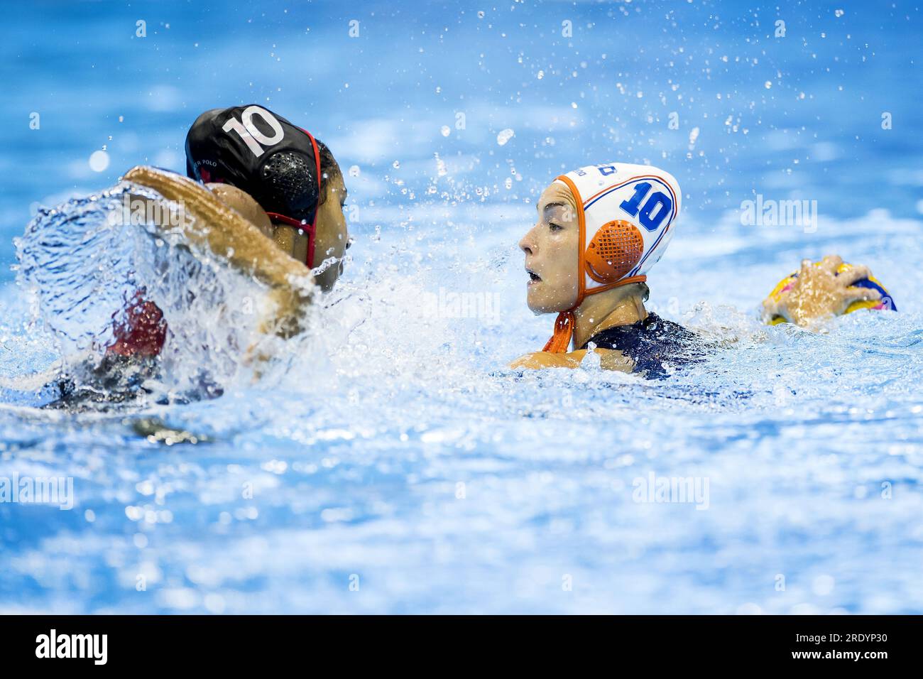 FUKUOKA - Lieke Rogge, des pays-Bas, en action contre Serena Browne, du Canada, lors des quarts de finale du Championnat du monde de water-polo au Japon. ANP KOEN VAN WEEL Banque D'Images