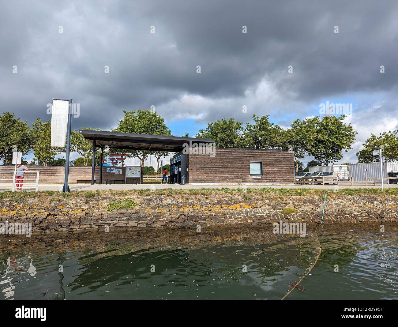 (C) Denis TRASFI / MAXPPP - France, Bretagne, Morbihan, île d'Arz (à proximité de l'Île-aux-Moines) le 22 juillet 2023 - embarcadère et gare maritime Banque D'Images