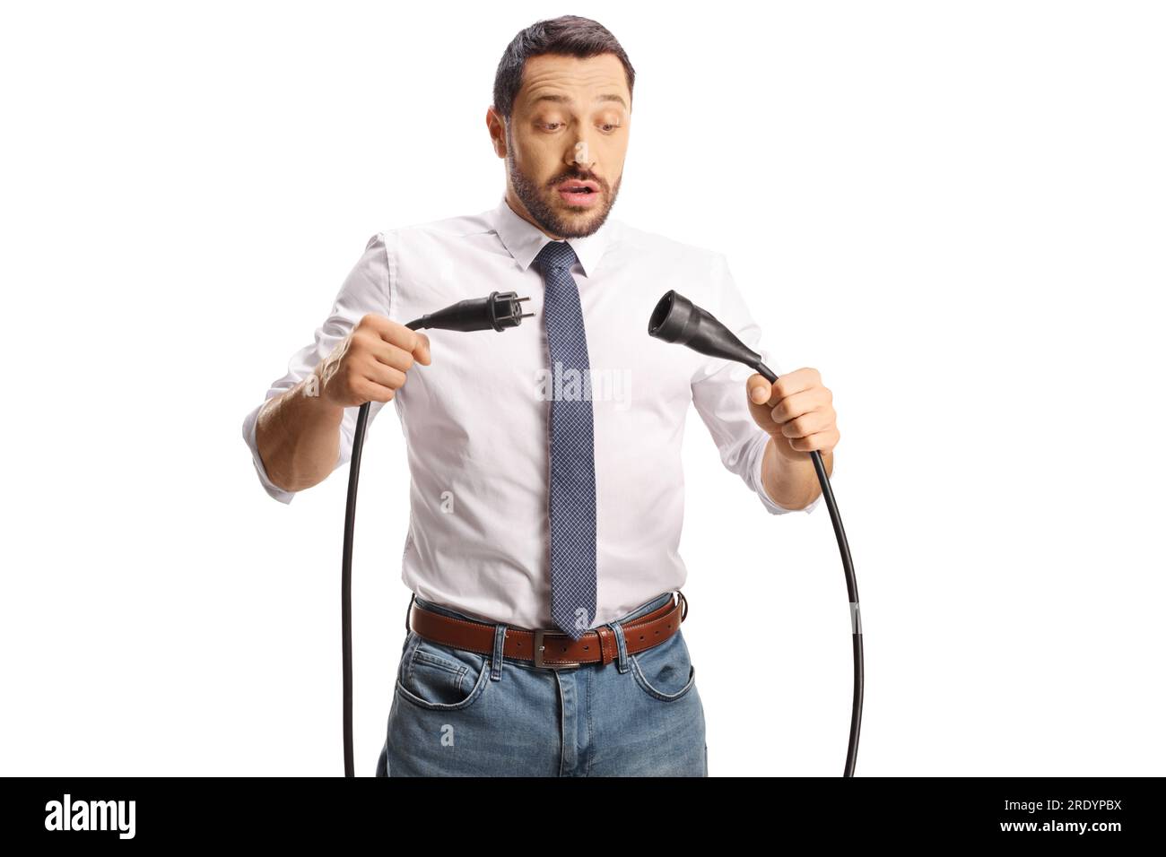 Jeune homme débranchant les câbles isolés sur fond blanc Banque D'Images