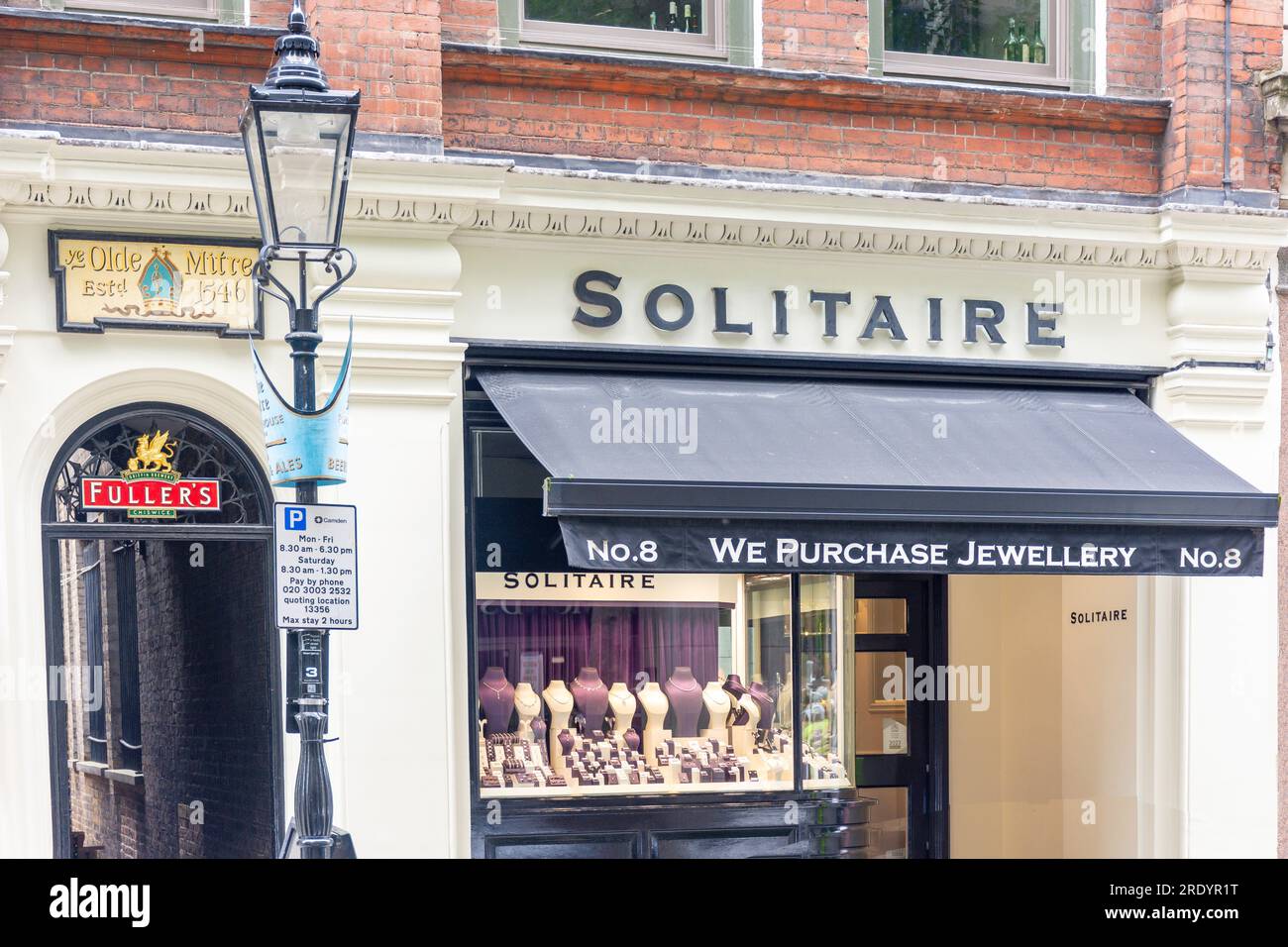 Soliaire Jewellers and Ye Olde Mitre Pub entrance, Hatton Garden, Holborn, London Borough of Camden, Greater London, England, Royaume-Uni Banque D'Images