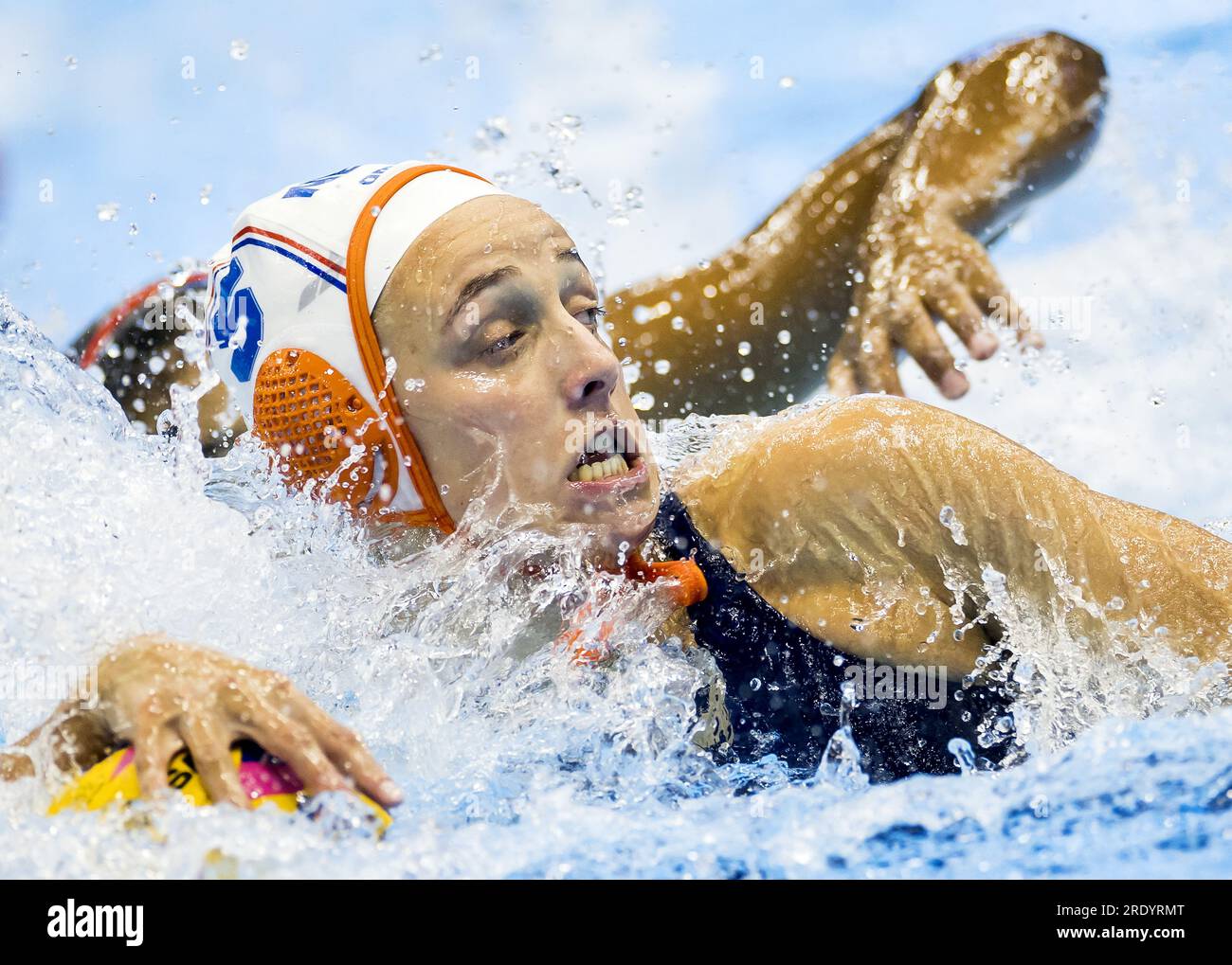 FUKUOKA - Maartje Keuning, des pays-Bas, en action contre Serena Browne, du Canada, lors des quarts de finale du Championnat du monde de water-polo au Japon. ANP KOEN VAN WEEL Banque D'Images