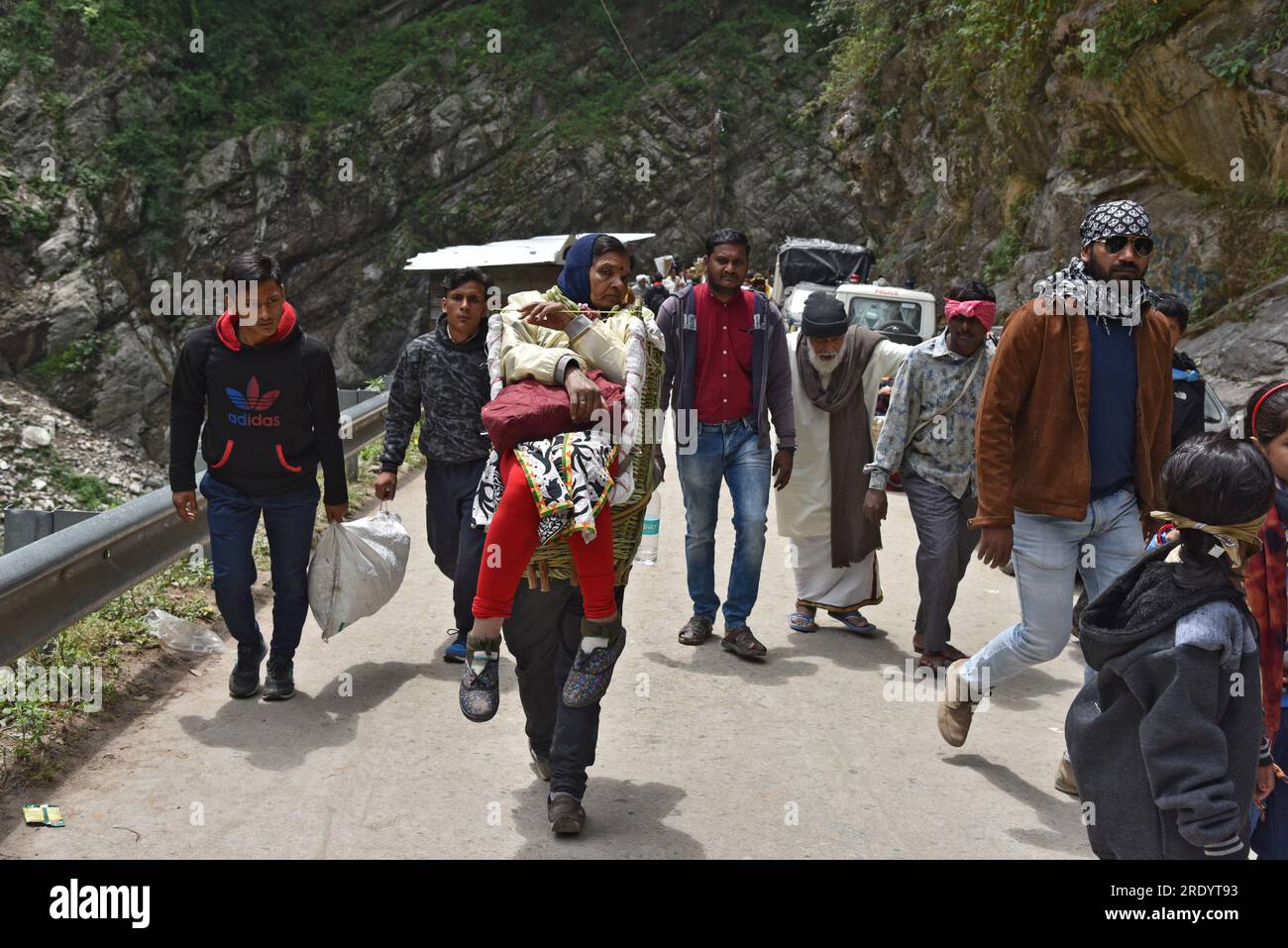 Kedarnath est l'un des pèlerinages les plus sacrés du Seigneur Shiva situé dans le district de Rudraprayag de la région de Garhwal dans l'Uttarakhand. Kedarnath est l'un des Char Dham dans l'Uttarakhand et le plus important dham parmi Panch kedar. Kedarnath est situé à une altitude de 3586 mètres, dans le tour des majestueux sommets montagneux et près de la tête de la rivière Mandakini, la chaîne de Kedarnath se dresse l'un des douze Jyotirlingas du Seigneur Shiva. Inde. Banque D'Images