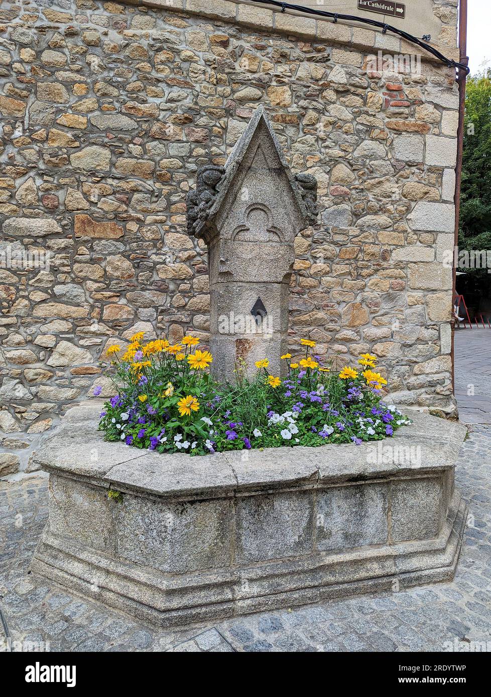 (C) Denis TRASFI / MAXPPP - France, Bretagne, Morbihan, ville de vannes le 21 juillet 2023 - Fontaine fleurie de la place Valencia / France, Brittany, Banque D'Images