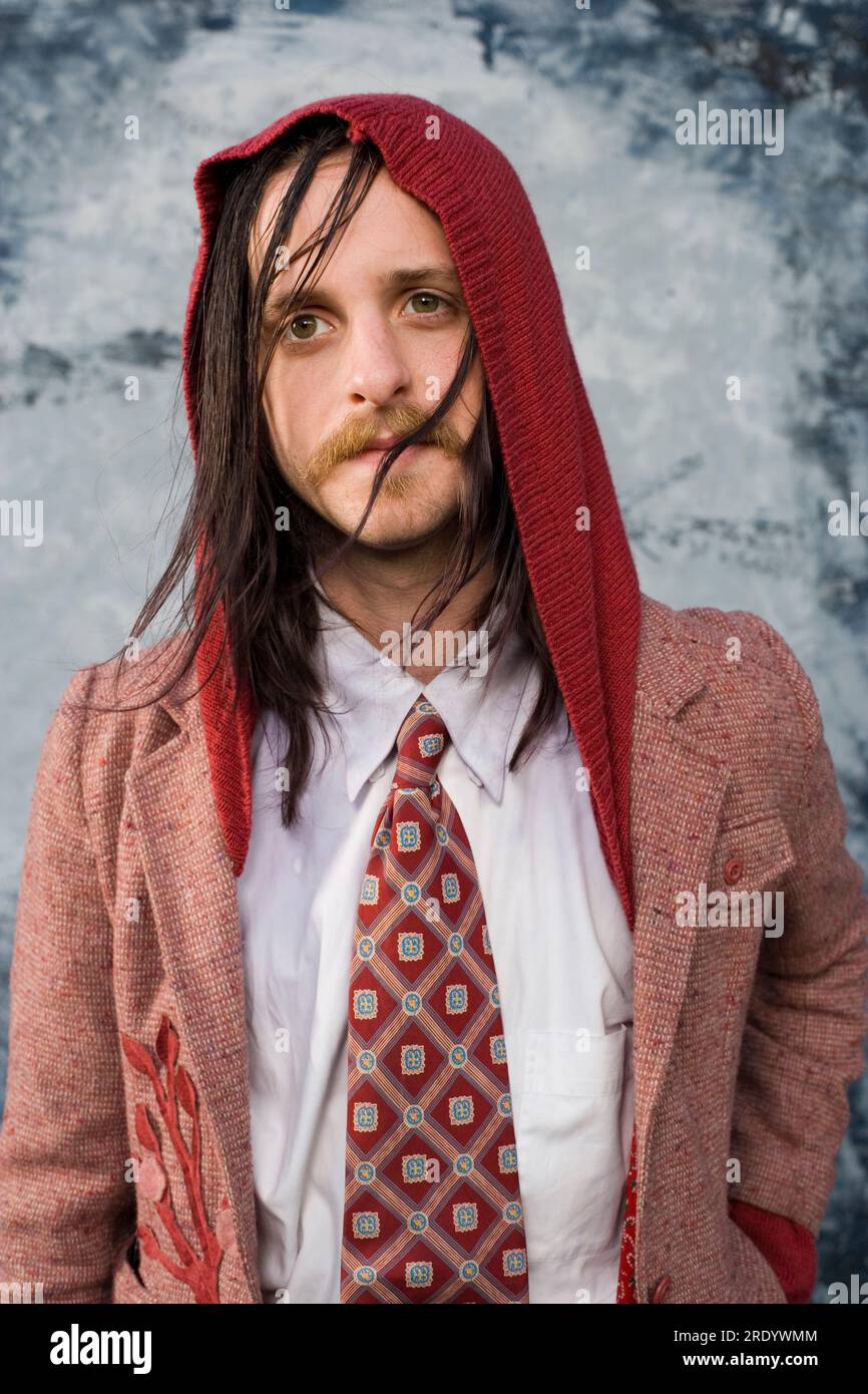 Portrait d'un homme de vingt ans avec un style alternatif. Banque D'Images