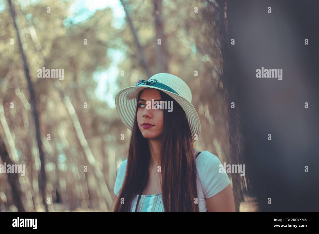 Une fille dans une manière de chill out dans une forêt pendant une journée ensoleillée de printemps Banque D'Images