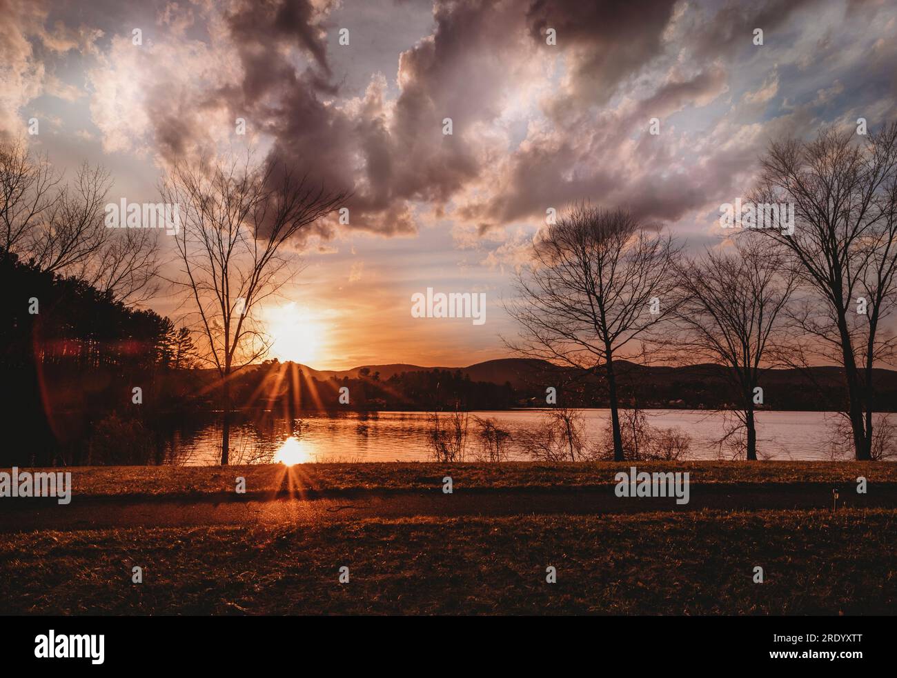 Coucher de soleil avec double étoile au lac Pontoosuc dans le Massachusetts Banque D'Images