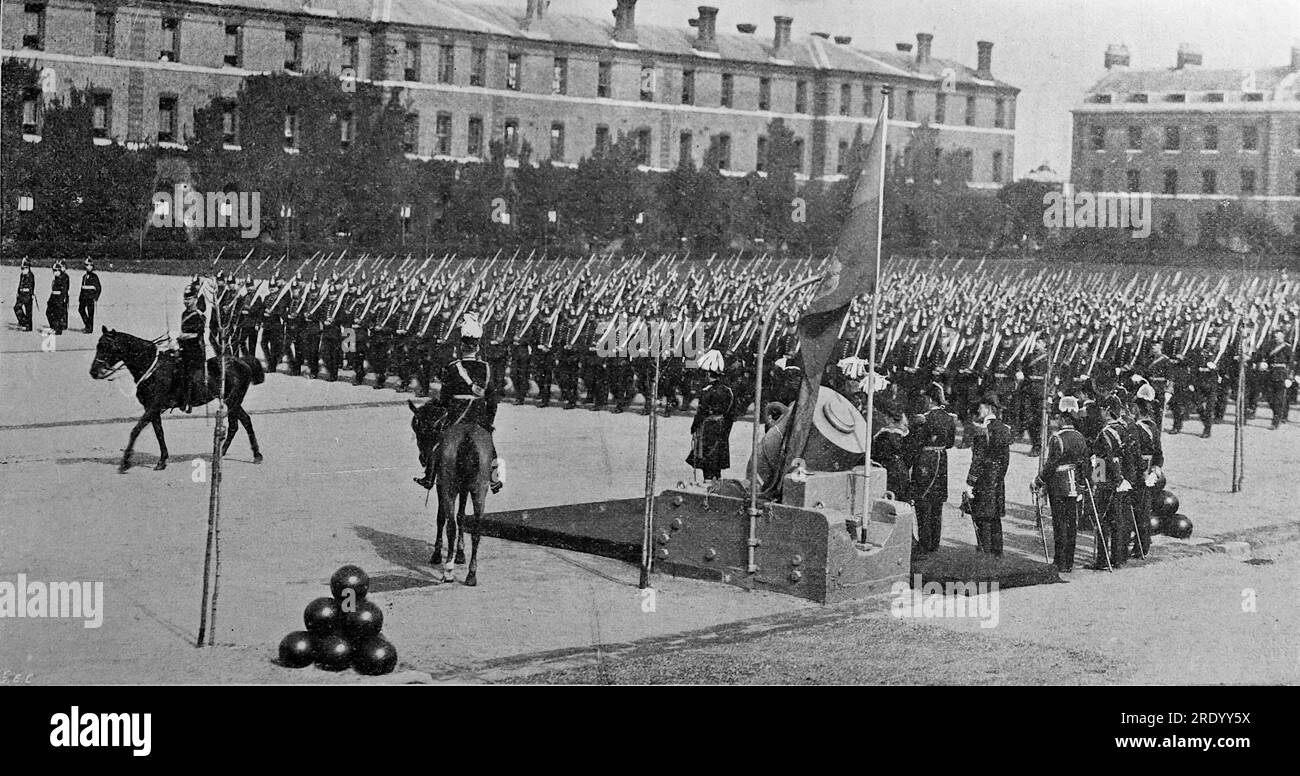 H.R.H. Prince of Wales examine R.M.A. (Royal Marine Artillery) à Eastney Barracks. Extrait d'une collection d'annonces imprimées et de photographies datées de 1908 concernant les régions de Southsea et Portsmouth dans le Hampshire, en Angleterre. Certains des originaux n'étaient guère plus que la taille d'instantané et la qualité était variable. Banque D'Images