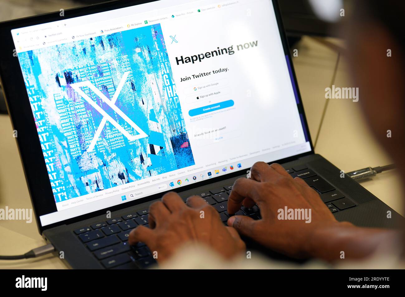 Une personne se connecte au site Web Twitter qui affiche maintenant le nouveau logo de Twitter, dans un bureau du centre de Londres. Twitter a remplacé le célèbre logo oiseau de la plate-forme de médias sociaux par un X dans le cadre des plans du propriétaire Elon Musk de créer une « application tout ». Date de la photo : lundi 24 juillet 2023. Banque D'Images