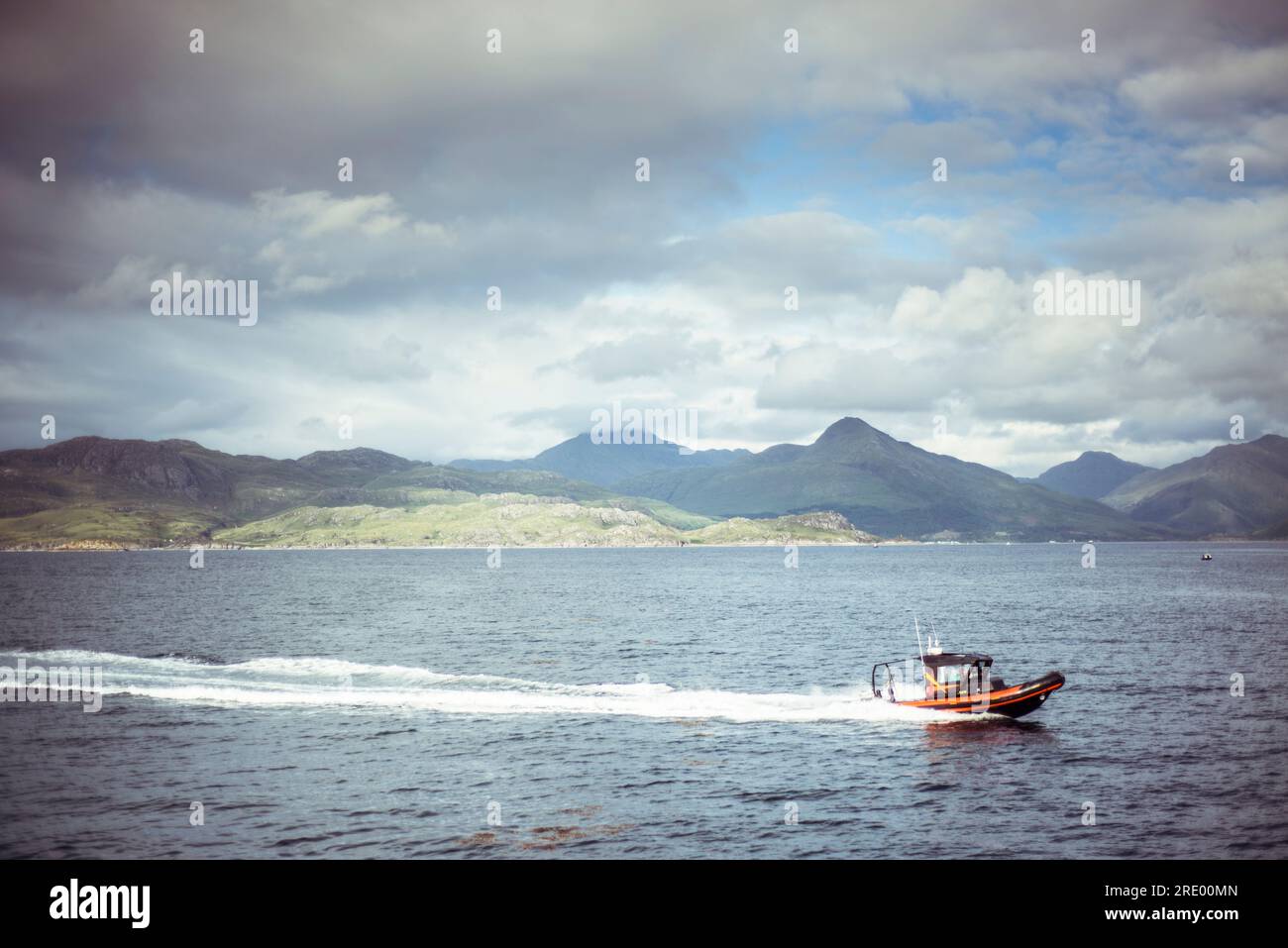 Bateau de vitesse par les montagnes Écosse Banque D'Images