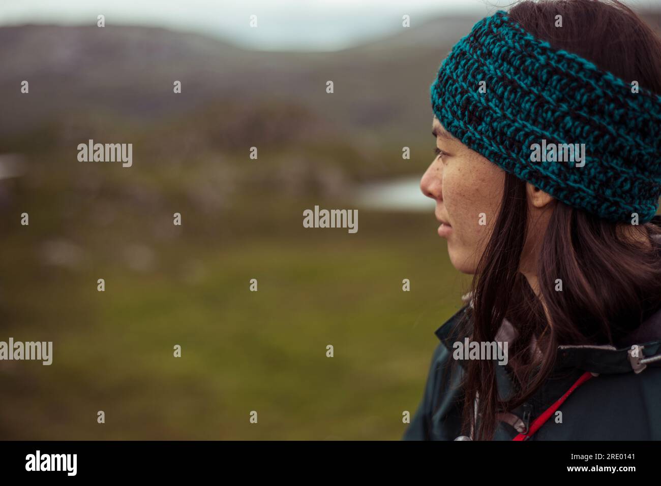 fille en bonnet regarde sur les montagnes reculées en écosse Photo Stock -  Alamy