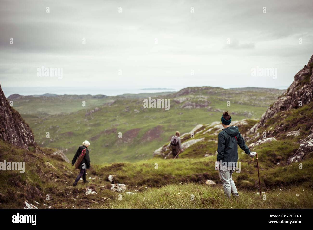 Les femmes des arbres font une randonnée dans les montagnes écossaises Banque D'Images