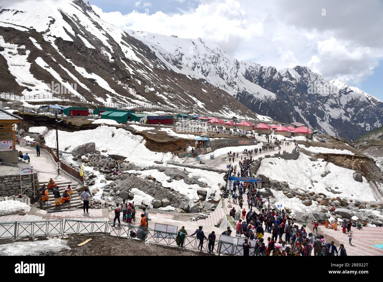 Kedarnath est l'un des pèlerinages les plus sacrés du Seigneur Shiva situé dans le district de Rudraprayag de la région de Garhwal dans l'Uttarakhand. Kedarnath est l'un des Char Dham dans l'Uttarakhand et le plus important dham parmi Panch kedar. Kedarnath est situé à une altitude de 3586 mètres, dans le tour des majestueux sommets montagneux et près de la tête de la rivière Mandakini, la chaîne de Kedarnath se dresse l'un des douze Jyotirlingas du Seigneur Shiva. Inde. Banque D'Images