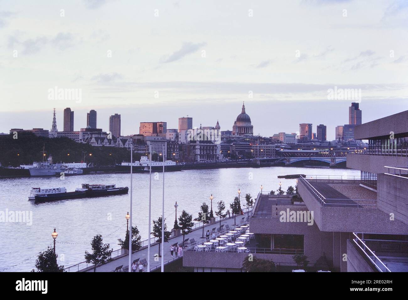 La cathédrale Saint-Paul et la ville de Londres vues de la rive sud. Londres, Angleterre. 1985 Banque D'Images