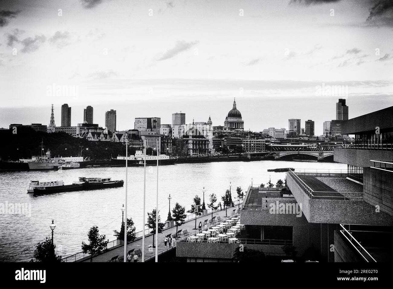 La cathédrale Saint-Paul et la ville de Londres vues de la rive sud. Londres, Angleterre. 1985 Banque D'Images