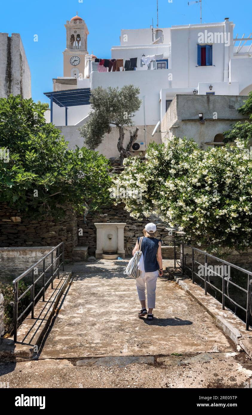 Petite passerelle dans le village de Pirgos, Tinos. Banque D'Images