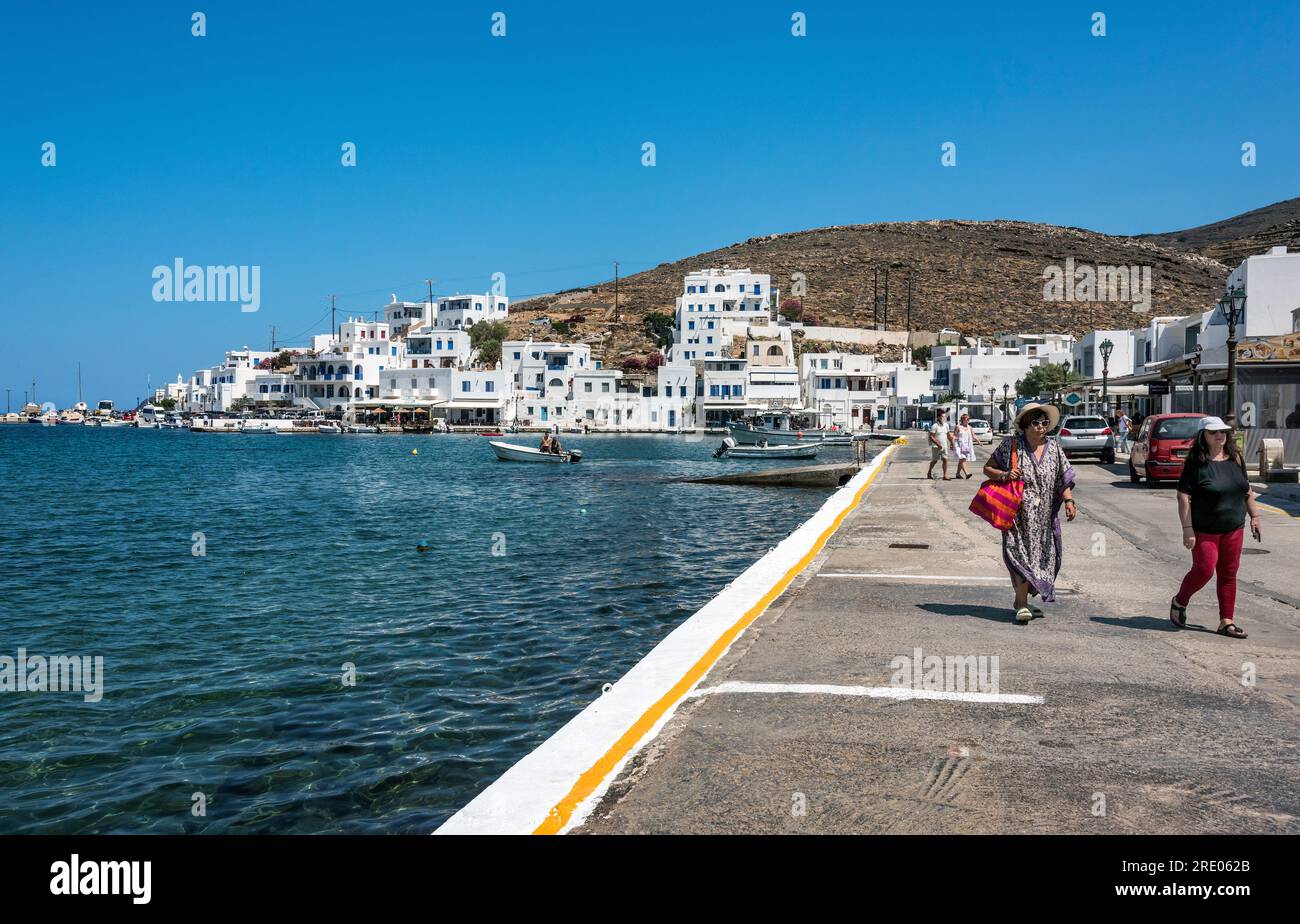 Le front de mer à Panoros, Tinos, Grèce. Banque D'Images