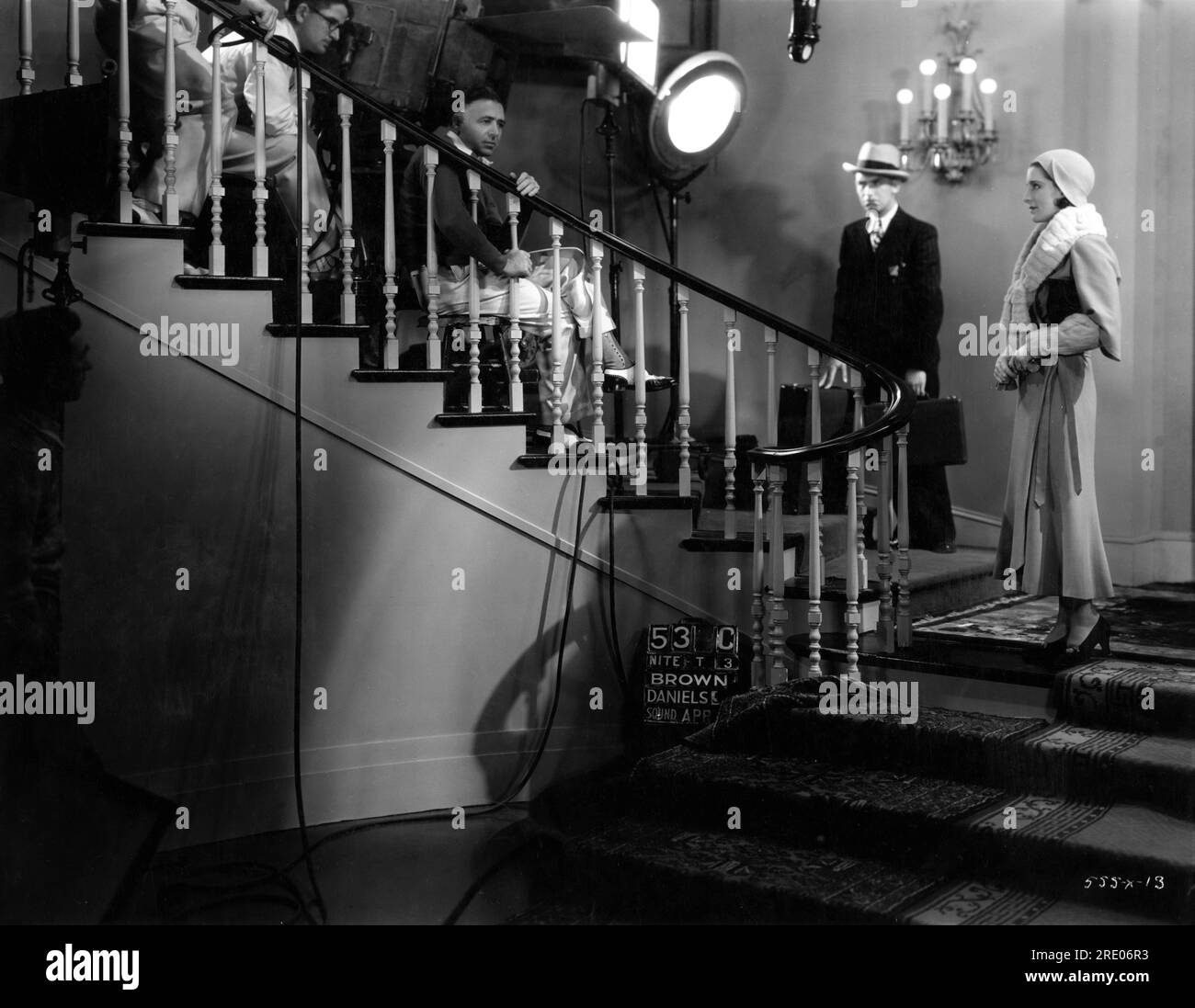 Le directeur de la photographie WILLIAM H. DANIELS et le réalisateur CLARENCE BROWN sur le tournage franc d'une scène avec JAMES GLEASON et NORMA SHEARER dans Un livre LIBRE du réalisateur CLARENCE BROWN 1931 Adela Rogers St. Johns Gowns Gilbert Adrian Metro Goldwyn Mayer Banque D'Images