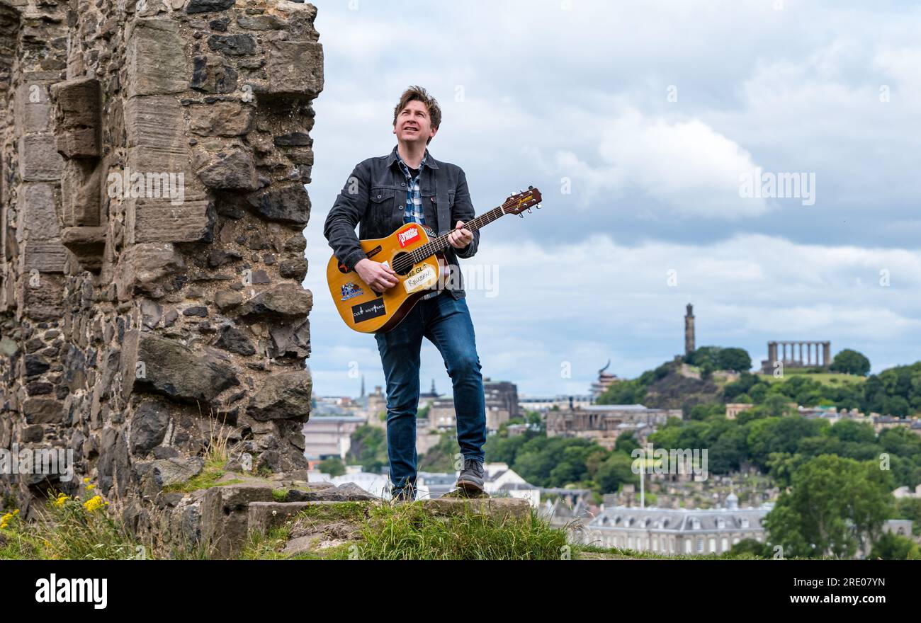 St Anthony's Chapel Holyrood Park, Édimbourg, Écosse, Royaume-Uni, 24 juillet 2023. Clip de Mike Baillie pour Fringe show : le chanteur du groupe The Lonely Together filme un nouveau clip pour son premier show Fringe Endless Sunset Oblivion qui raconte l'histoire d'un jeune compositeur Reuben qui tente de combattre les problèmes accélérés auxquels le monde est confronté. La chanson dans la vidéo a été écrite à cet endroit. Crédit : Sally Anderson/Alamy Live News Banque D'Images