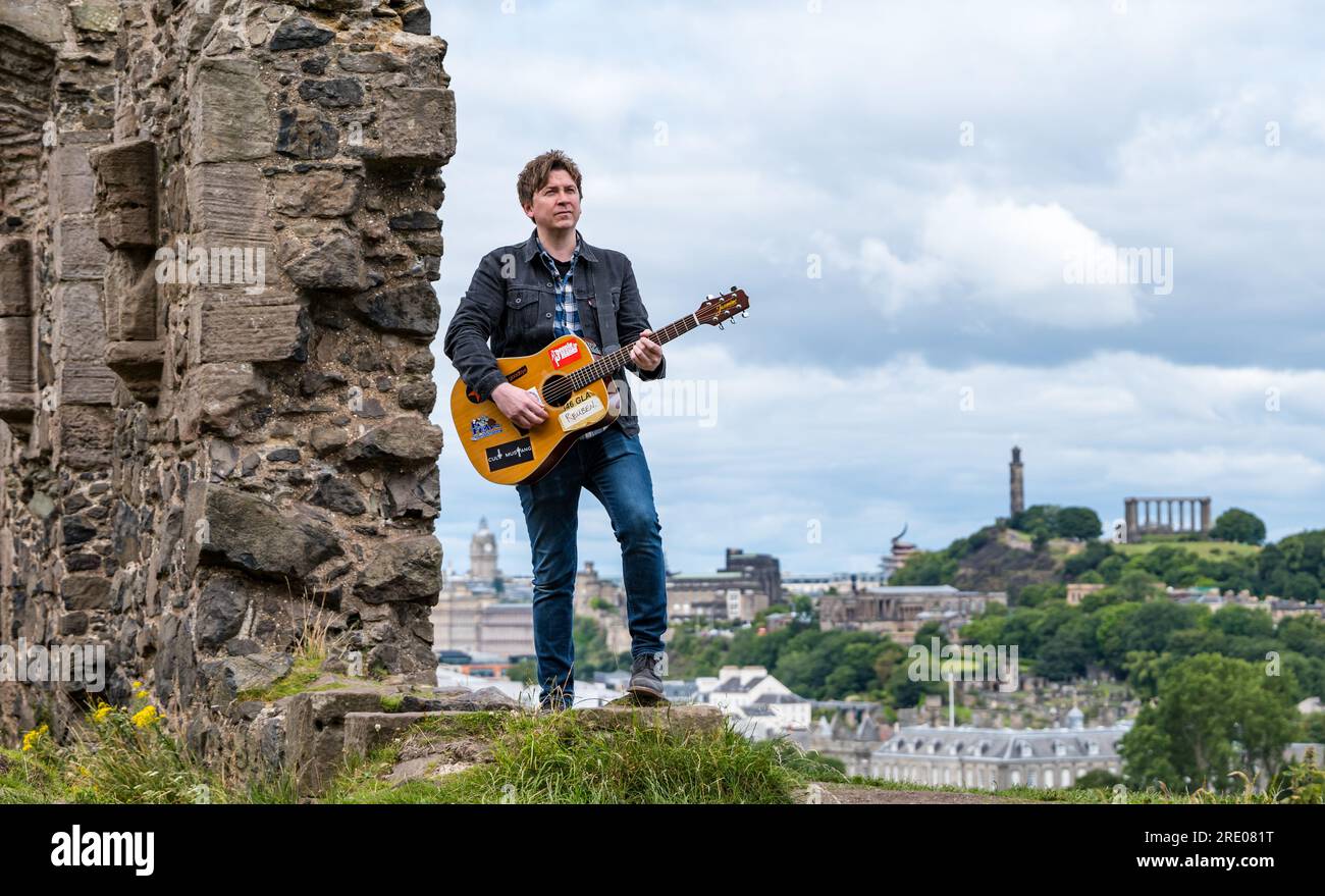 St Anthony's Chapel Holyrood Park, Édimbourg, Écosse, Royaume-Uni, 24 juillet 2023. Clip de Mike Baillie pour Fringe show : le chanteur du groupe The Lonely Together filme un nouveau clip pour son premier show Fringe Endless Sunset Oblivion qui raconte l'histoire d'un jeune compositeur Reuben qui tente de combattre les problèmes accélérés auxquels le monde est confronté. La chanson dans la vidéo a été écrite à cet endroit. Crédit : Sally Anderson/Alamy Live News Banque D'Images