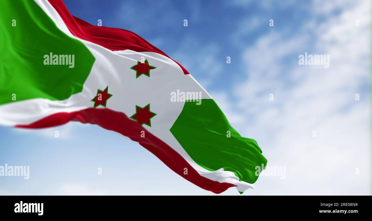 Drapeau national du Burundi brandissant par temps clair. Croix diagonale blanche se divisant en sections rouge et verte, trois étoiles vertes au centre. 3d illustr Banque D'Images
