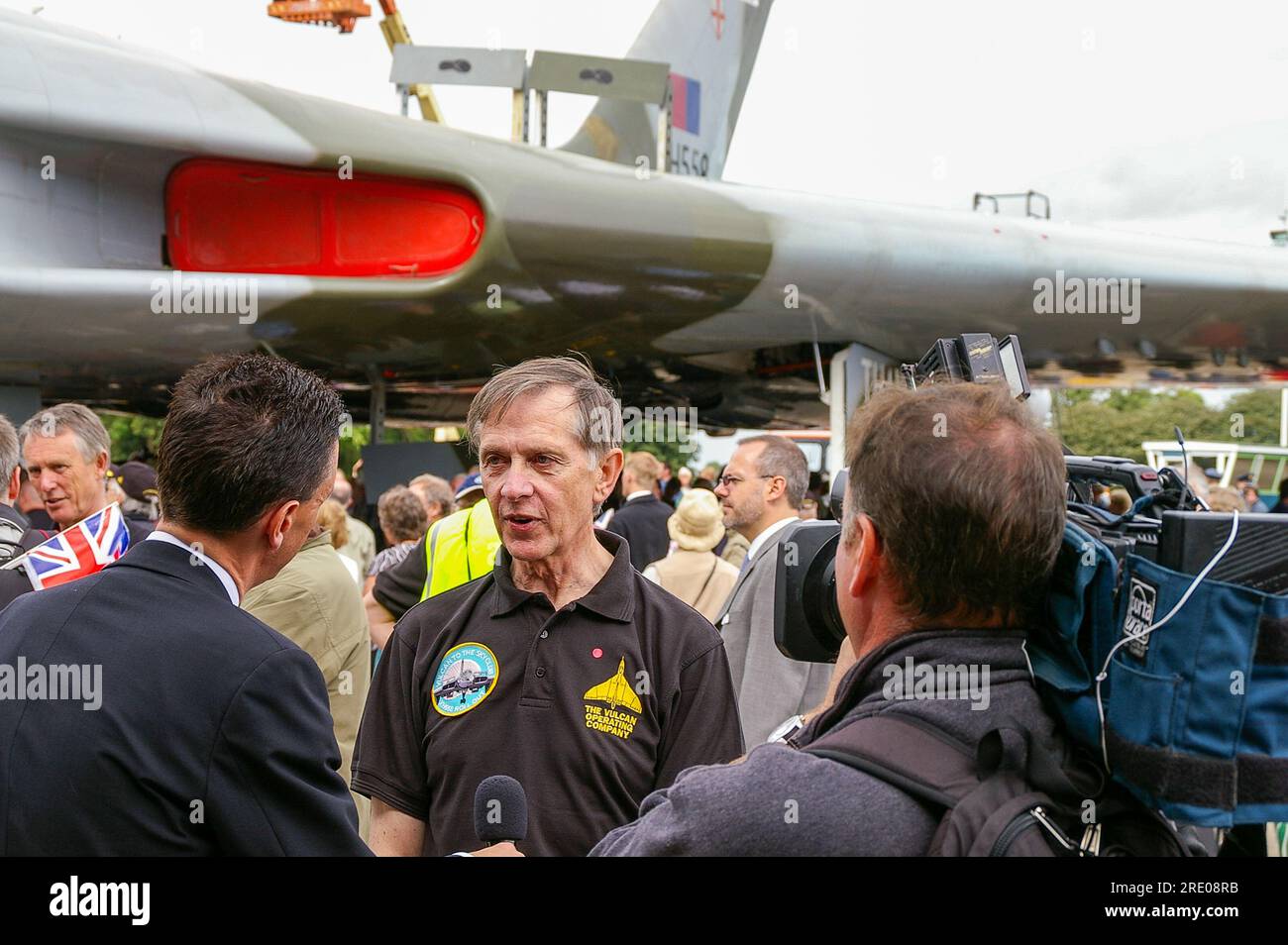 Pilote Sqn LDR Dave Thomas avec l'avion bombardier Avro Vulcan XH558 déployé après restauration à Bruntingthorpe, Royaume-Uni. Avec des supports TV Banque D'Images