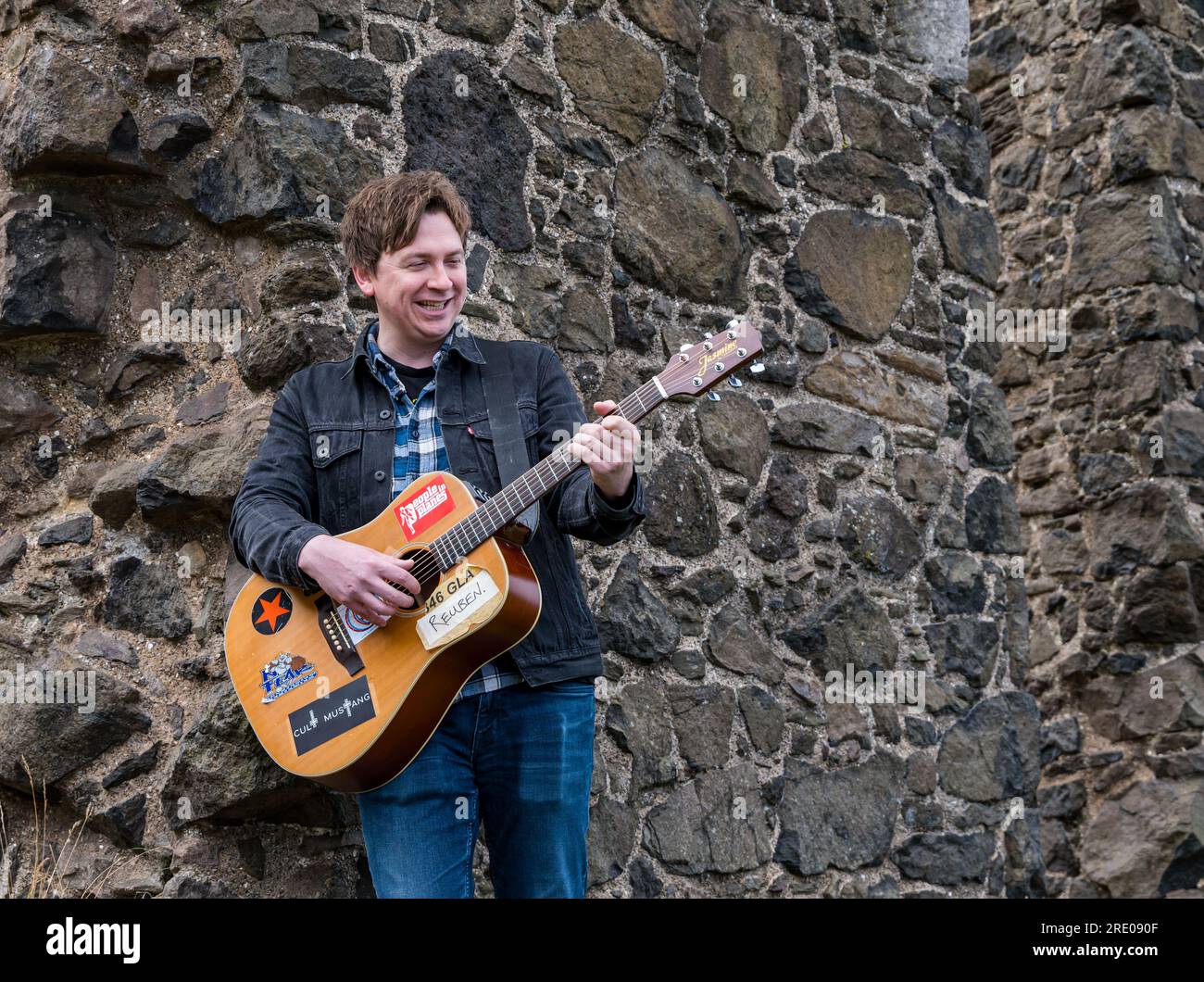 St Anthony's Chapel Holyrood Park, Édimbourg, Écosse, Royaume-Uni, 24 juillet 2023. Clip de Mike Baillie pour Fringe show : le chanteur du groupe The Lonely Together filme un nouveau clip pour son premier show Fringe Endless Sunset Oblivion qui raconte l'histoire d'un jeune compositeur Reuben qui tente de combattre les problèmes accélérés auxquels le monde est confronté. La chanson dans la vidéo a été écrite à cet endroit. Crédit : Sally Anderson/Alamy Live News Banque D'Images