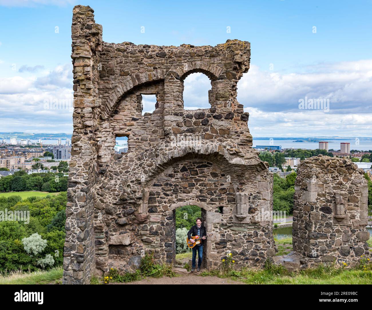 St Anthony's Chapel Holyrood Park, Édimbourg, Écosse, Royaume-Uni, 24 juillet 2023. Clip de Mike Baillie pour Fringe show : le chanteur du groupe The Lonely Together filme un nouveau clip pour son premier show Fringe Endless Sunset Oblivion qui raconte l'histoire d'un jeune compositeur Reuben qui tente de combattre les problèmes accélérés auxquels le monde est confronté. La chanson dans la vidéo a été écrite à cet endroit. Crédit : Sally Anderson/Alamy Live News Banque D'Images