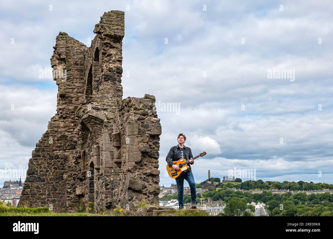 St Anthony's Chapel Holyrood Park, Édimbourg, Écosse, Royaume-Uni, 24 juillet 2023. Clip de Mike Baillie pour Fringe show : le chanteur du groupe The Lonely Together filme un nouveau clip pour son premier show Fringe Endless Sunset Oblivion qui raconte l'histoire d'un jeune compositeur Reuben qui tente de combattre les problèmes accélérés auxquels le monde est confronté. La chanson dans la vidéo a été écrite à cet endroit. Crédit : Sally Anderson/Alamy Live News Banque D'Images