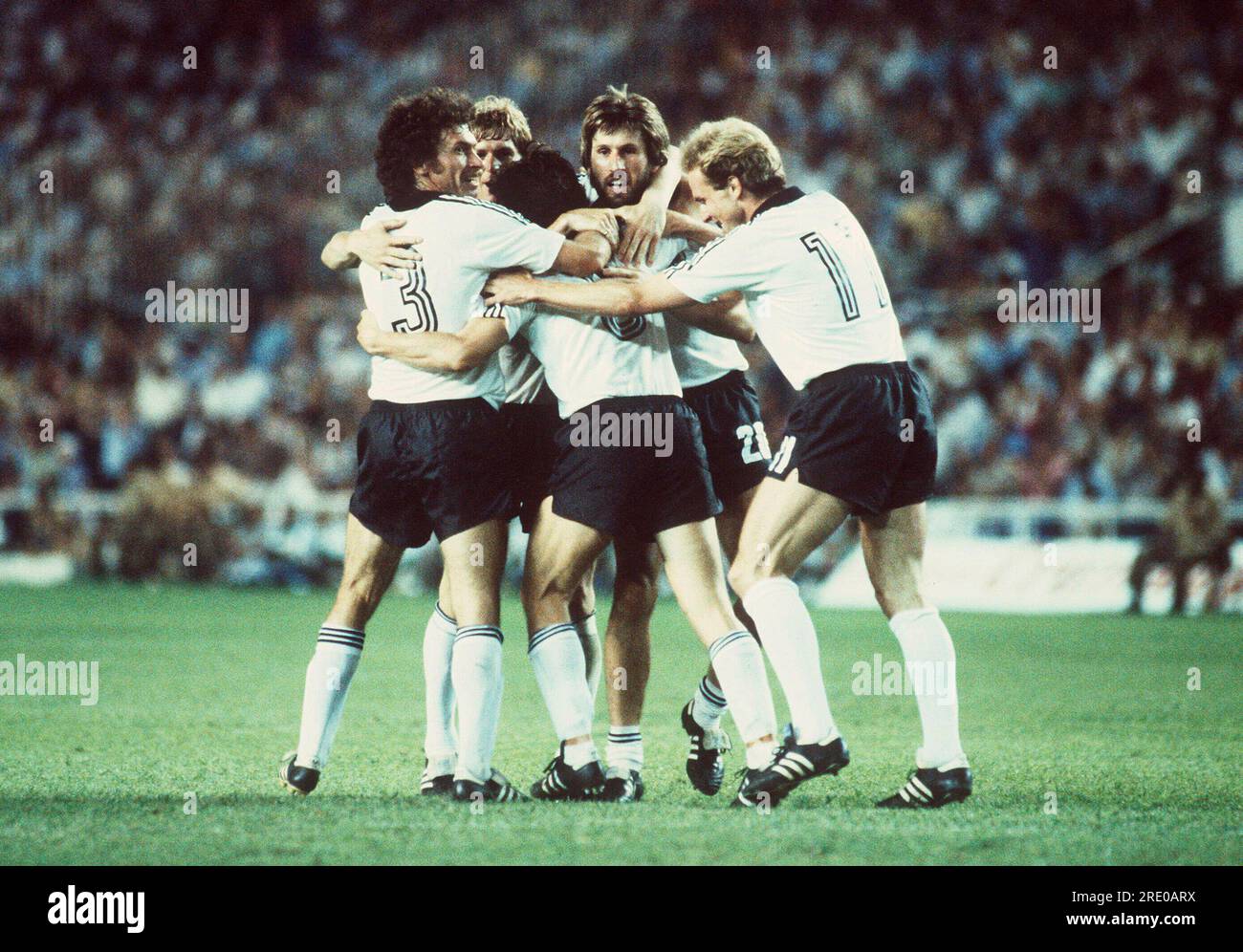 PHOTO D'ARCHIVE : Karl-Heinz FOERSTER aura 65 ans le 25 juillet 2023, l'équipe allemande applaudit après le coup de sifflet final, jubilationtraube, sur l'entrée en finale, vous pouvez voir (de gauche à droite) Paul BREITNER, Karl-Heinz FOERSTER, Manfred KALTZ et Karl-Heinz RUMMENIGGE, 'l'après de Séville', coupe du monde 1982 en Espagne, Half finale, Allemagne - France RFA - FRA 8:7 après la fusillade ne 08.07.1982 ?SVEN SIMON#Prinzess-Luise-Strasse 41#45479 Muelheim/R uhr #tel. 0208/9413250#fax. 0208/9413260# Postgiro Essen n° 244 293 433 (BLZ 360 100 43) n° www.SvenSimon.net. Banque D'Images