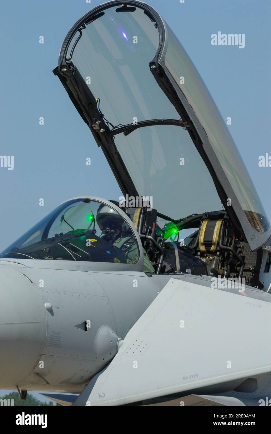pilote-de-chasse-royal-air-force-raf-eurofighter-typhoon-pilote-avec-effets-de-lumiere-verte-du-verre-hud-de-l-affichage-tete-haute-toit-du-cockpit-releve-avion-a-reaction-2re0aym.jpg