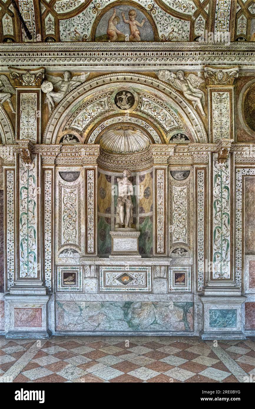 Palais ducal à Mantoue, Italie. Niche avec statue romaine antique dans la Galerie des mois. Banque D'Images