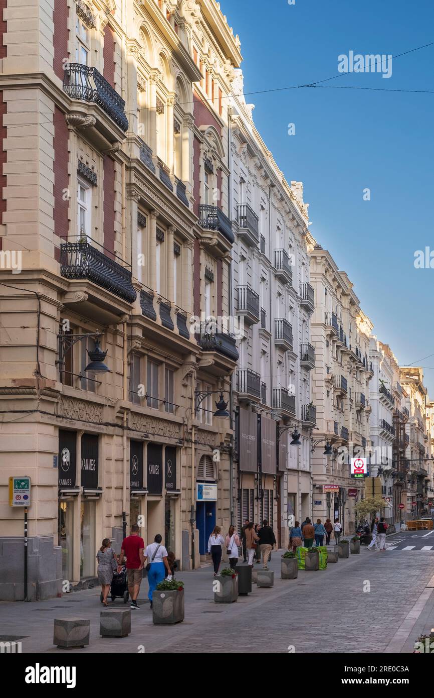 Die Strasse Carrer de la Pau ist eine Einkaufsstrasse mit vielen GeschŠften in der Altstadt in Valencia *** Carrer de la Pau est une rue commerçante avec Banque D'Images