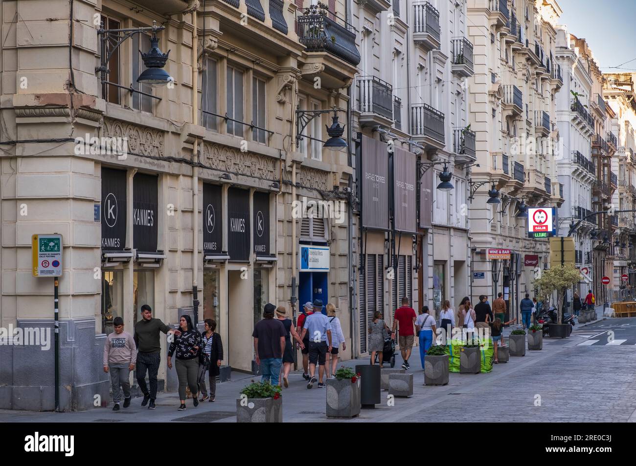 Die Strasse Carrer de la Pau ist eine Einkaufsstrasse mit vielen GeschŠften in der Altstadt in Valencia *** Carrer de la Pau est une rue commerçante avec Banque D'Images