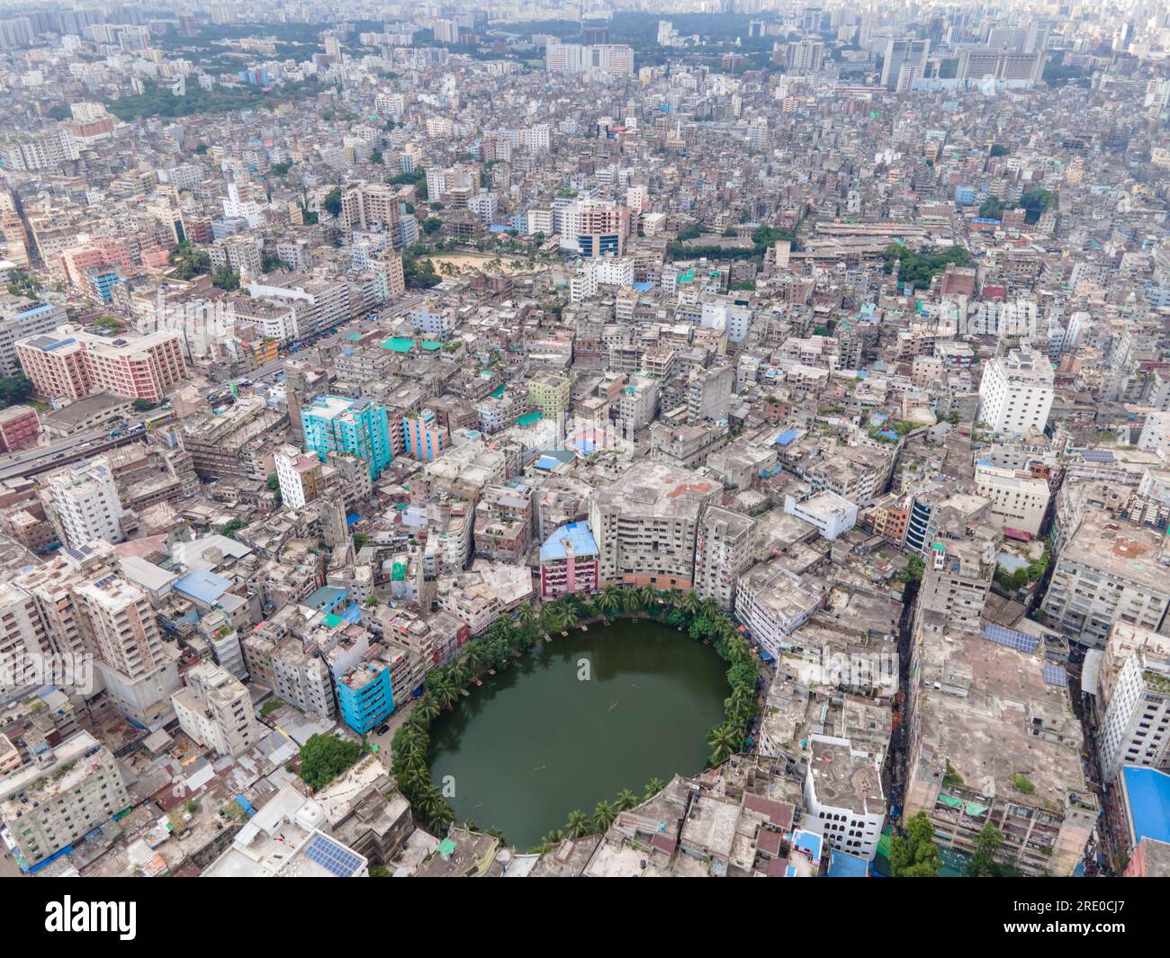 Gol Talab, également connu sous le nom de Nawab Bari Pukur, est un petit étang de forme ovale dans le vieux Dhaka. Autrefois, la capitale avait 300 étangs, mais le nombre a maintenant diminué à seulement 30. Gol Talab, site patrimonial, est l’un de ces derniers étangs qui ont un impact significatif sur l’environnement et la biodiversité du climat urbain. Dhaka, Bangladesh. Banque D'Images