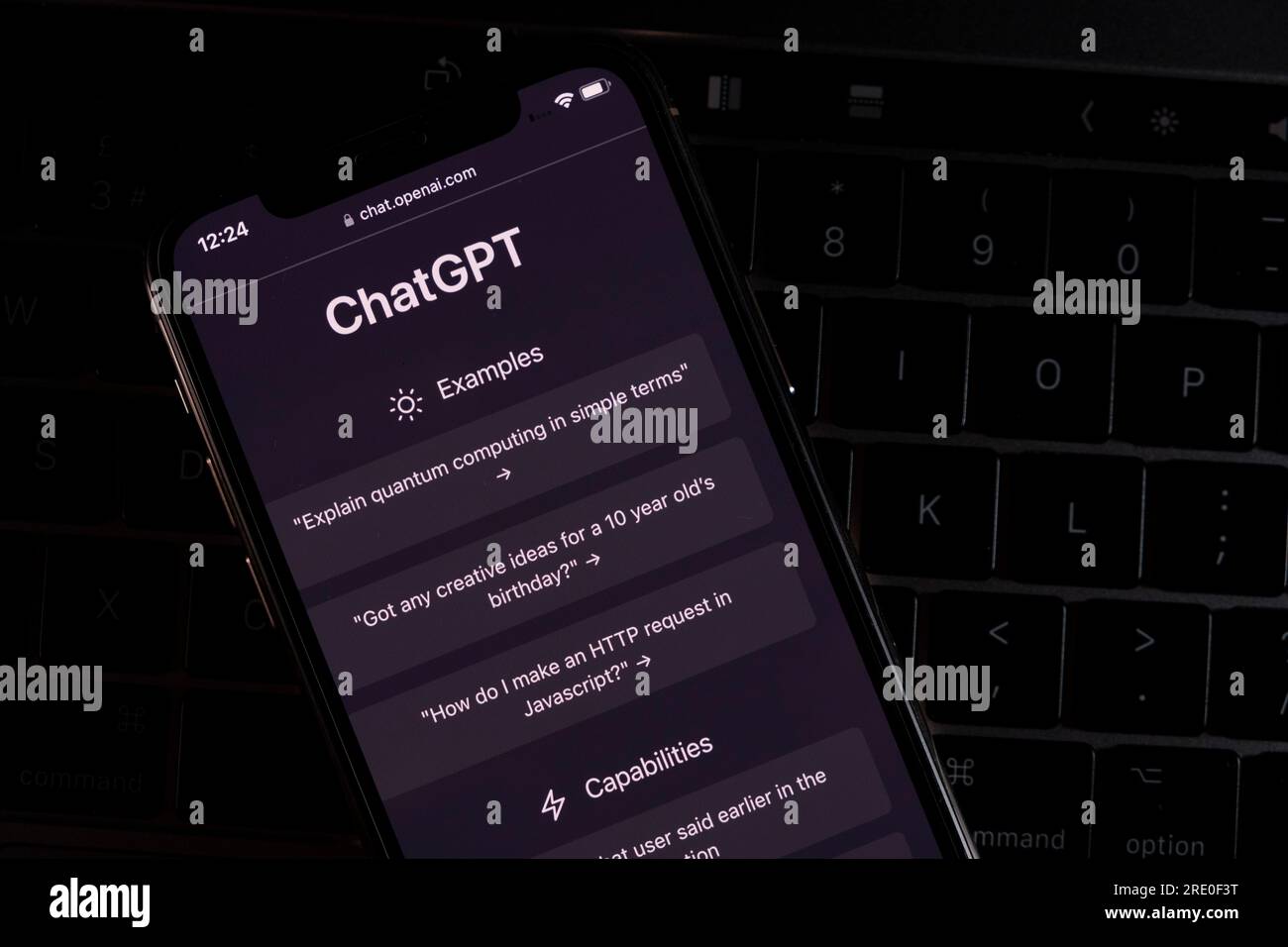 Açores, Portugal - 21.01.2023: Smartphone sur le clavier de l'ordinateur portable avec invite de commande ChatGPT sur l'écran. Développé par OpenAI. Banque D'Images