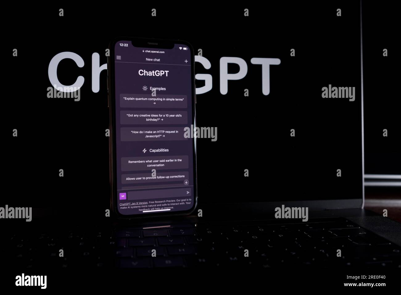 Açores, Portugal - 21.01.2023 : écran d'ordinateur portable avec le mot logo Chat GPT et dans l'écran de premier plan smartphone avec l'invite de chat de Chat GPT d'OpenAI Banque D'Images