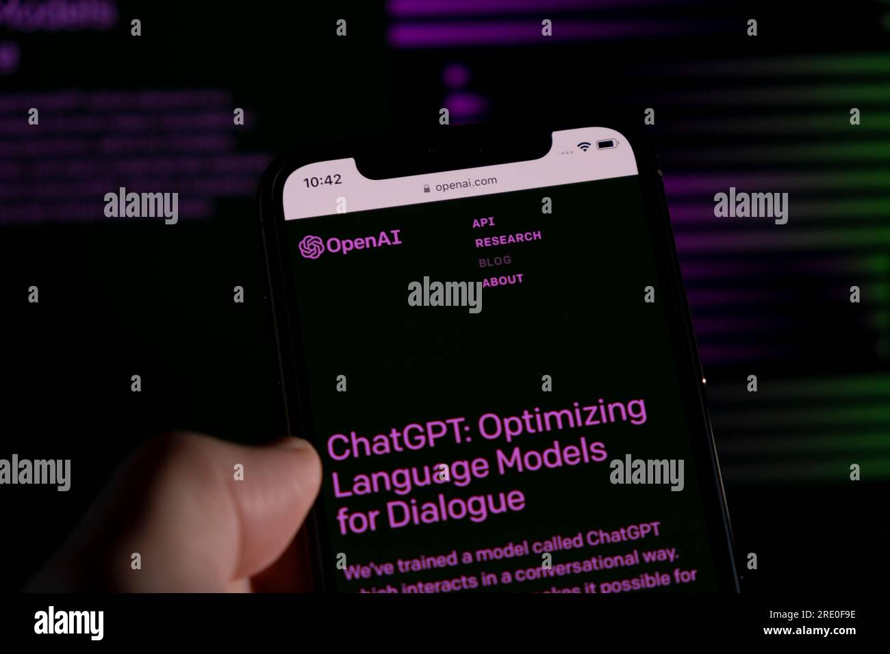 Açores, Portugal - 21.01.2023 : page d'accueil du site smartphone ChatGPT. En arrière-plan, un écran d'ordinateur portable avec le logo ChatGPT Word. Développé par OpenAI. Banque D'Images