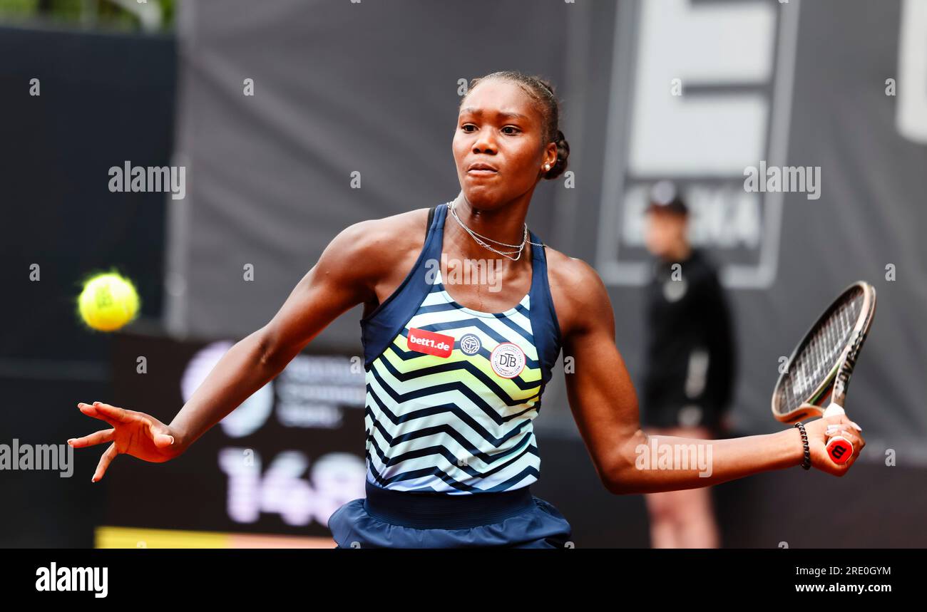 Hambourg, Allemagne. 24 juillet 2023. Tennis : Open d'Europe de Hambourg (tournoi WTA), Stade Rothenbaum, femmes, simples, 1e tour, Akugue (Allemagne) − Pigossi (Brésil). Noma Noha Akugue en action. Crédit : Frank Molter/dpa/Alamy Live News Banque D'Images