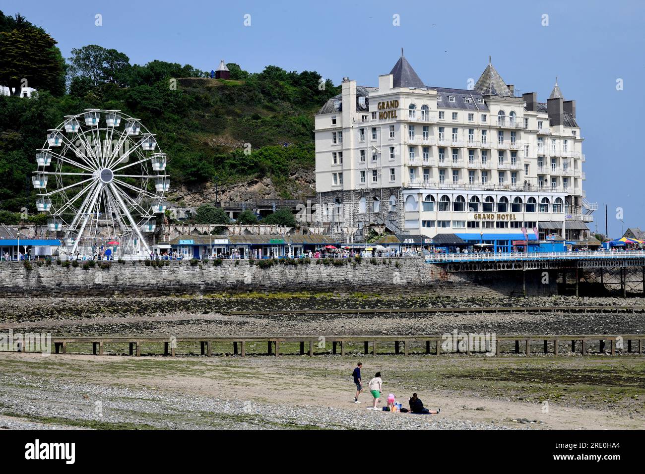 Promenade en bord de mer de Llandudno et Grand Hôtel dans le nord du pays de Galles, Grande-Bretagne, Royaume-Uni Banque D'Images