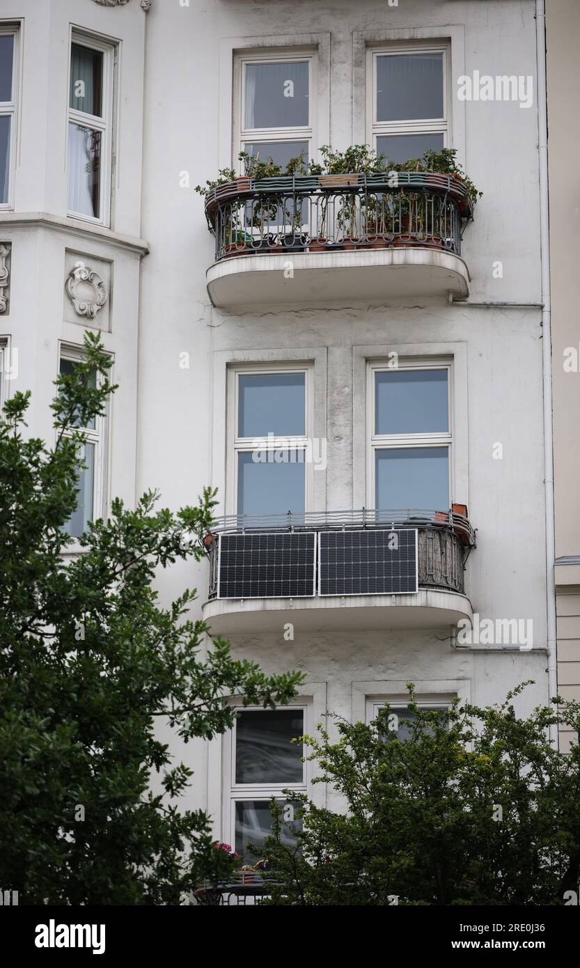 Hambourg, Allemagne. 24 juillet 2023. Deux panneaux solaires sont attachés au parapet de balcon d'un immeuble d'appartements. L’entreprise municipale Stromnetz Hamburg souhaite approuver plus rapidement les systèmes photovoltaïques. Crédit : Christian Charisius/dpa/Alamy Live News Banque D'Images