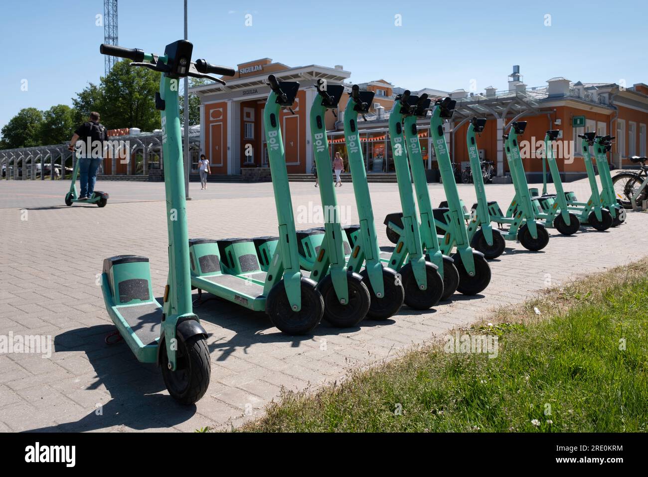 Green partagé Electric Kick scooters ou e-steps de la société Bolt à louer garés à la gare centrale ('stacija') à Sigulda Banque D'Images