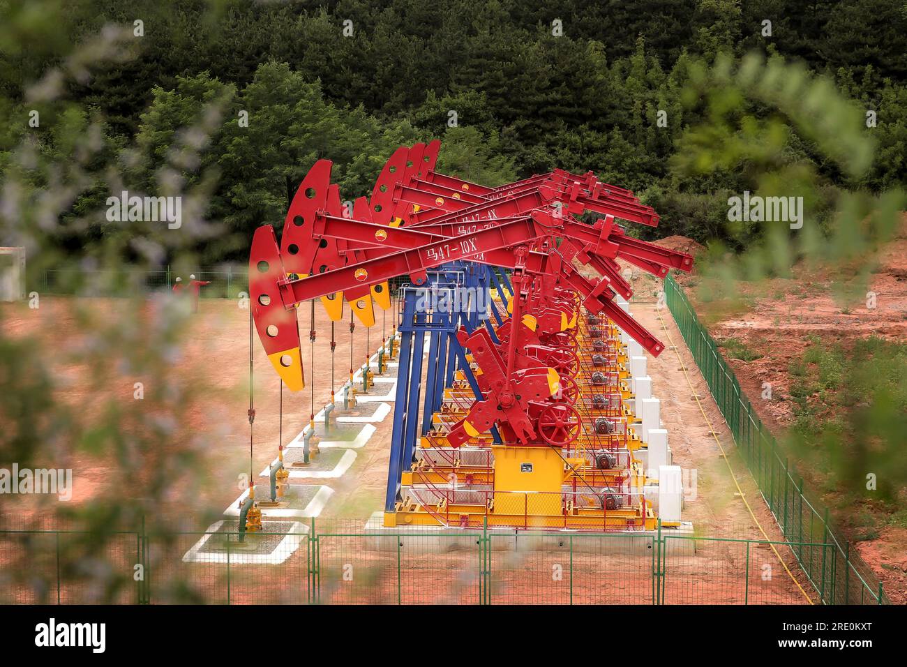 Taiyuan. 27 mai 2023. Cette photo prise le 27 mai 2023 montre des machines en fonctionnement dans une base minière de méthane de houille dans le comté de Qinshui, dans la province du Shanxi, au nord de la Chine. POUR ALLER AVEC «la province riche en charbon de la Chine atteint un record de production de gaz naturel non conventionnel au H1» crédit : Wang Feihang/Xinhua/Alamy Live News Banque D'Images