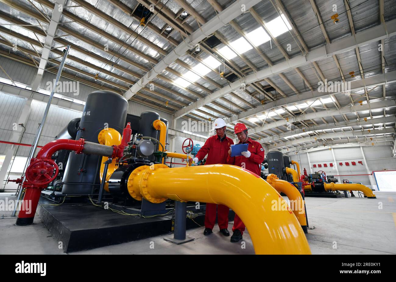 Taiyuan. 25 juin 2022. Cette photo prise le 25 juin 2022 montre des travailleurs qui vérifient l'équipement dans l'atelier d'une base d'extraction de méthane de houille dans le comté de Qinshui, dans la province du Shanxi, au nord de la Chine. POUR ALLER AVEC «la province riche en charbon de la Chine atteint un record de production de gaz naturel non conventionnel au H1» crédit : Wang Feihang/Xinhua/Alamy Live News Banque D'Images